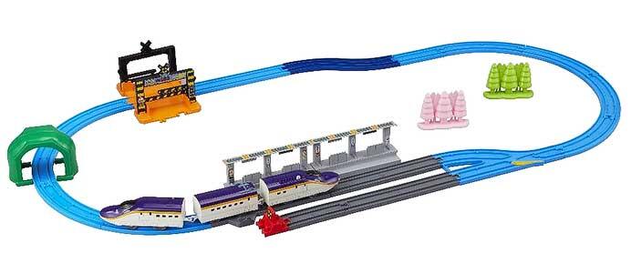 プラレール「連結！E8系つばさ＆トミカアーチ踏切セット」を発売