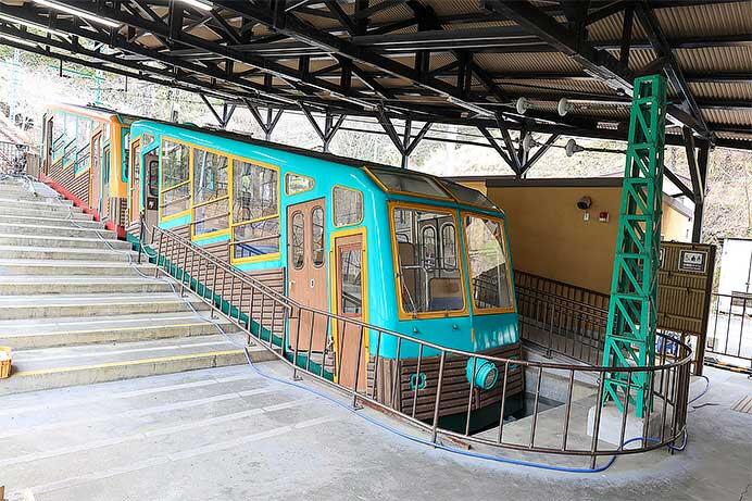 妙見の森ケーブルの2車両が黒川駅で並ぶ