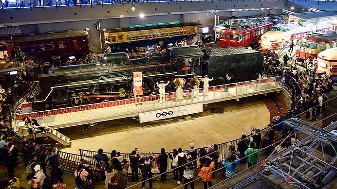 鉄道博物館で「おかえり！オコジロウとオコミの転車台回転実演登場！」開催