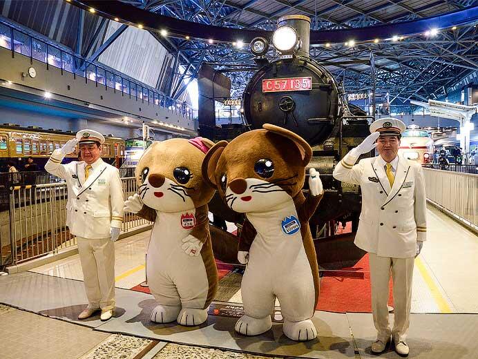 鉄道博物館で「おかえり！オコジロウとオコミの転車台回転実演登場！」開催
