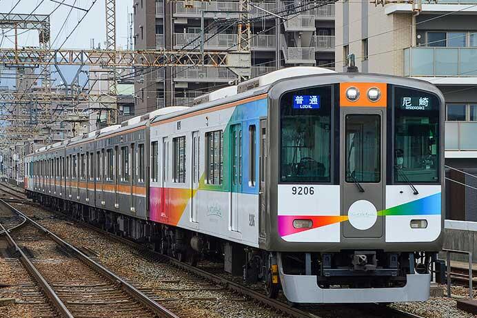 阪神9000系9205編成にブランドロゴラッピング