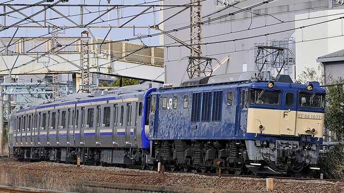 E235系1000番代F-35編成が配給輸送される