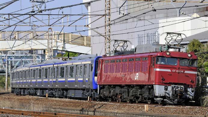 E235系J-33編成が配給輸送される