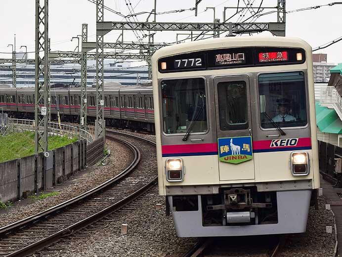 京王8000系8712編成に「高尾」，7000系7722編成に「陣馬」のヘッドマーク