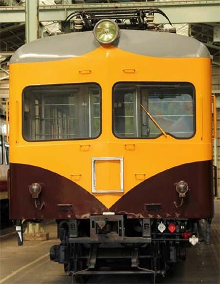 西武2000系1編成の両先頭部分を「2色塗り（黄色＋茶色）」に復刻ラッピング