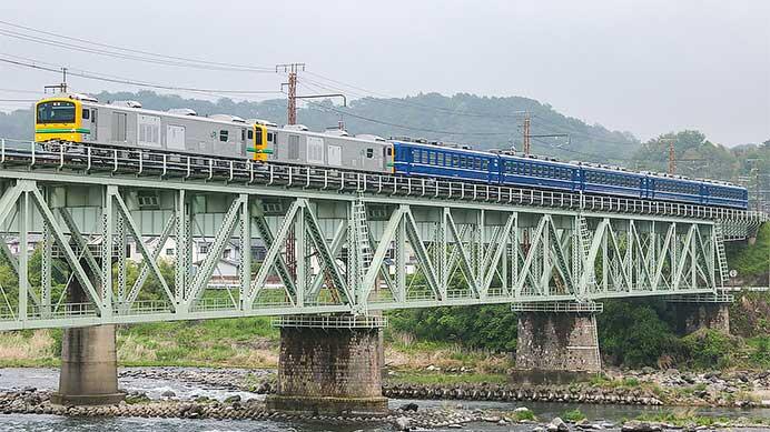 GV-E197系が12系客車をけん引