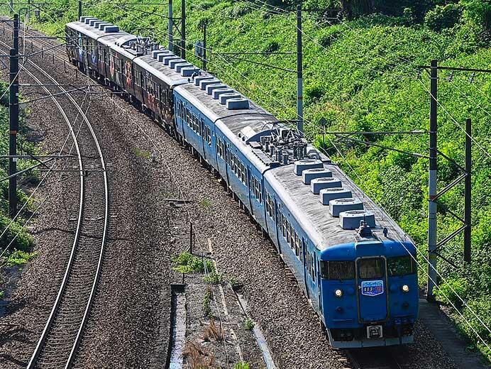 あいの風とやま鉄道413系による団臨運転