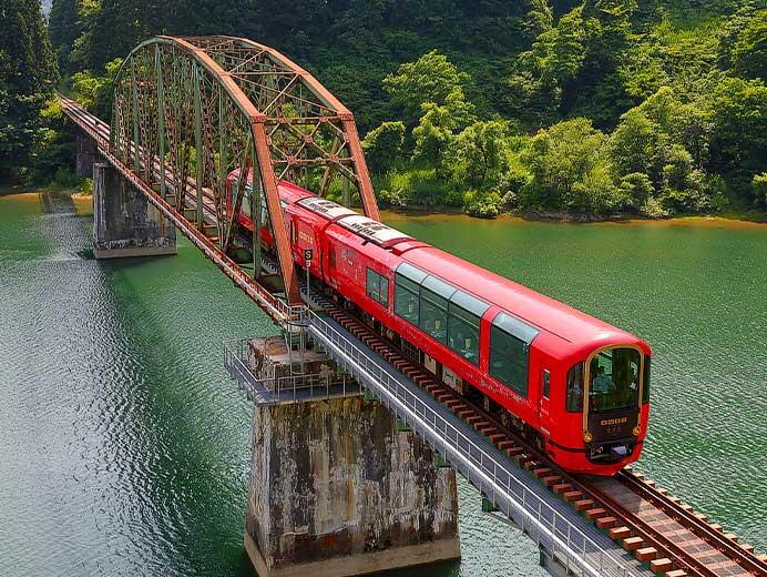 「雪月花」が只見線に入線