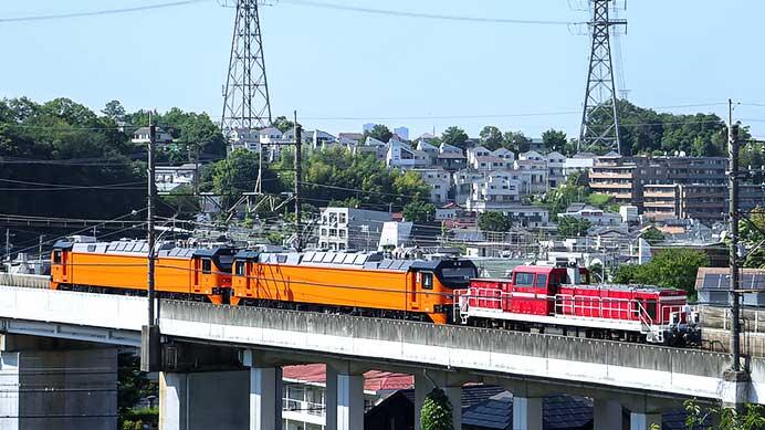 台湾鉄路管理局E512とE513が甲種輸送される