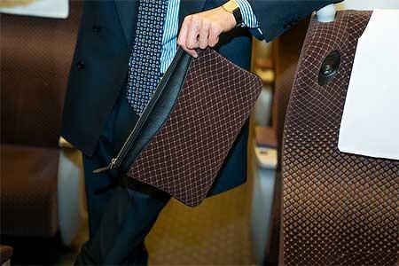 発売される「クラッチバッグ」のイメージ