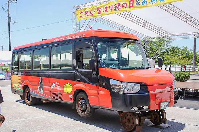 「DMV」が奈半利駅前広場で展示される