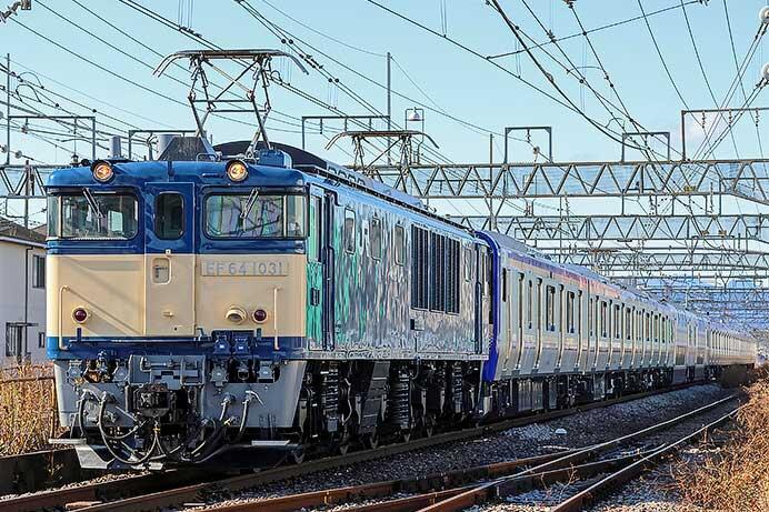 E235系1000番代F-45編成が配給輸送される