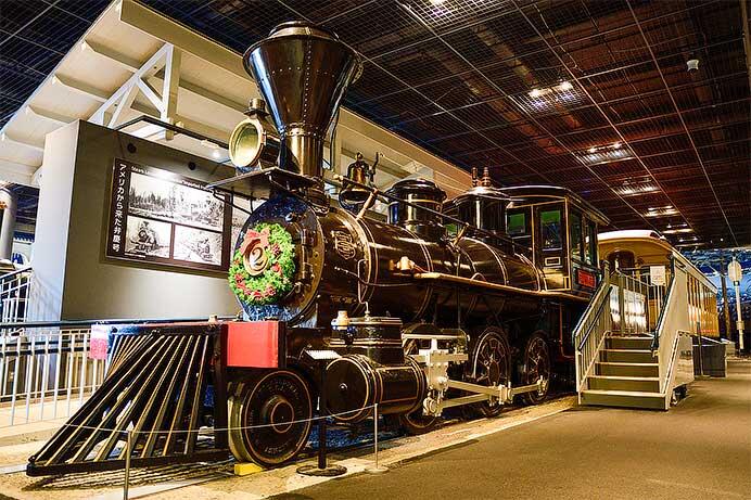 鉄道博物館で展示車両にクリスマス装飾
