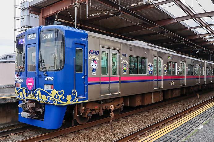 京王9000系「サンリオ」ラッピング車両がリニューアル