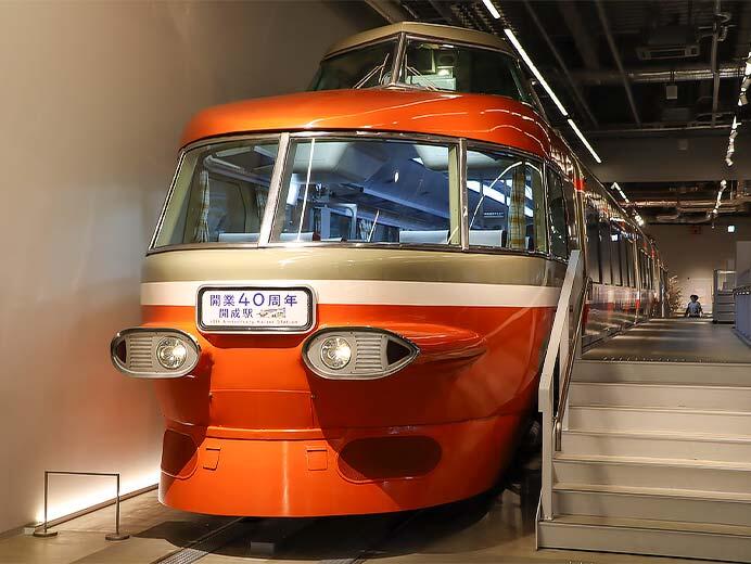 ロマンスカーミュージアムと開成駅前の「NSE」に開成駅40周年記念ヘッドマーク