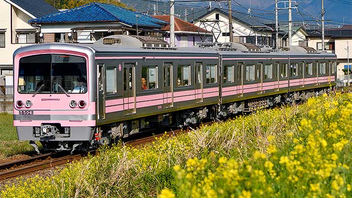 大雄山線で5000系「春めき電車」の運転開始