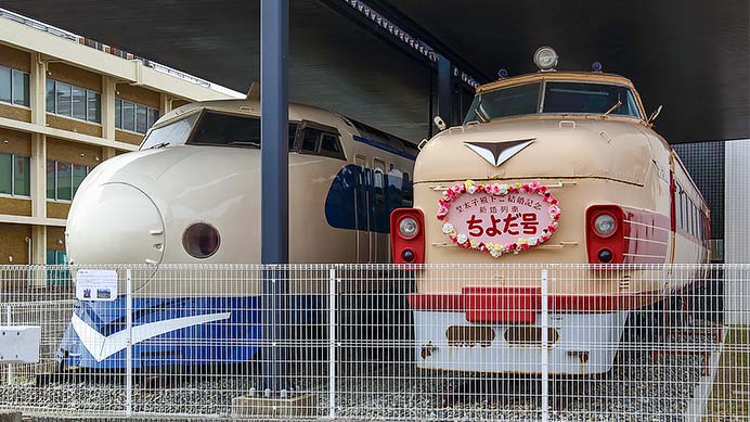 川崎車両の21-7008とクハ26001に装飾