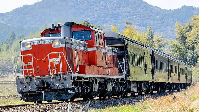 DD51 1186が35系客車をけん引