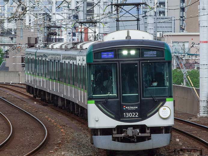 京阪13000系に「京都競馬場開設100周年記念 」ヘッドマーク