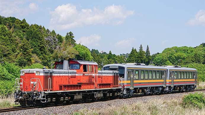 キハ120 301とキハ120 303が配給輸送される