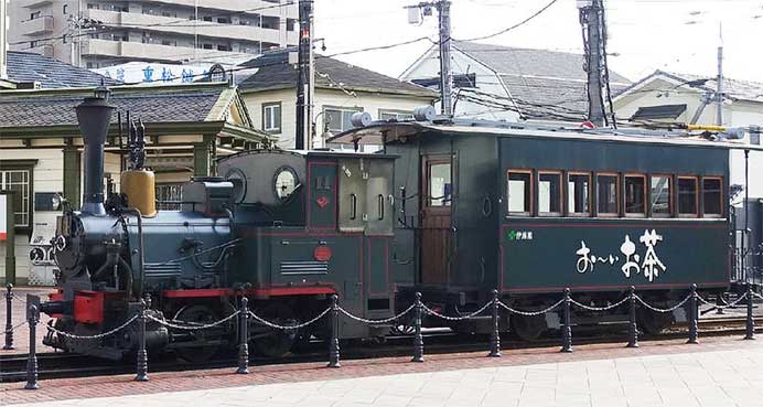 伊予鉄道，坊っちゃん列車に「お～いお茶」ラッピングを実施