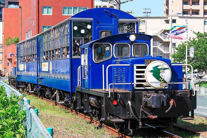 門司港レトロ観光列車「潮風号」にブルートレインヘッドマーク