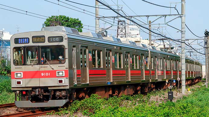 東急9000系9015編成の先頭車正面の帯が赤色に