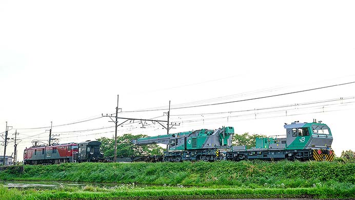 鉄道クレーン車が甲種輸送される