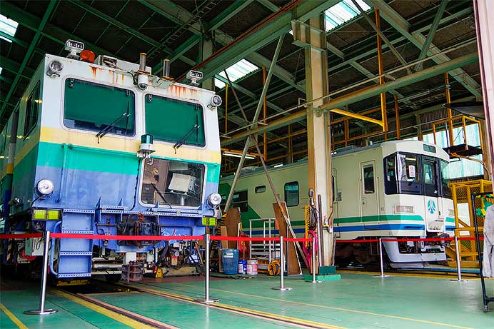 阿武隈急行梁川車両基地で保線車両の公開展示