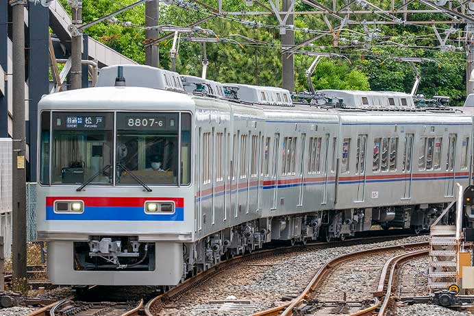 塗装変更された京成8800形が営業運転を開始