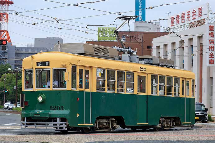 豊鉄モ3203号にツートンカラー復刻ラッピング