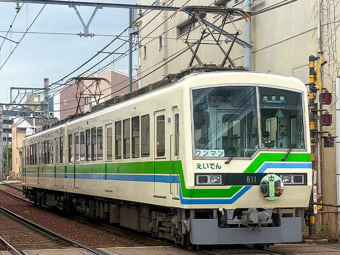 叡電デオ810形に「京都もみじ鉄道 連携協定・青もみじ」ヘッドマーク