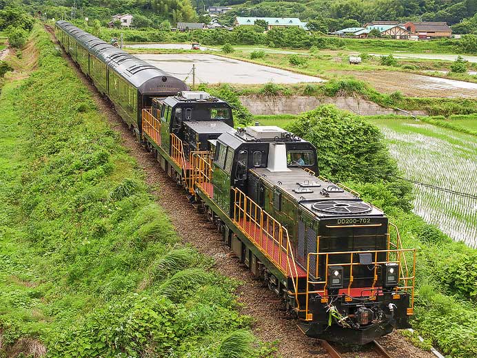 DD200形700番代の重連が「ななつ星in九州」をけん引｜鉄道ニュース