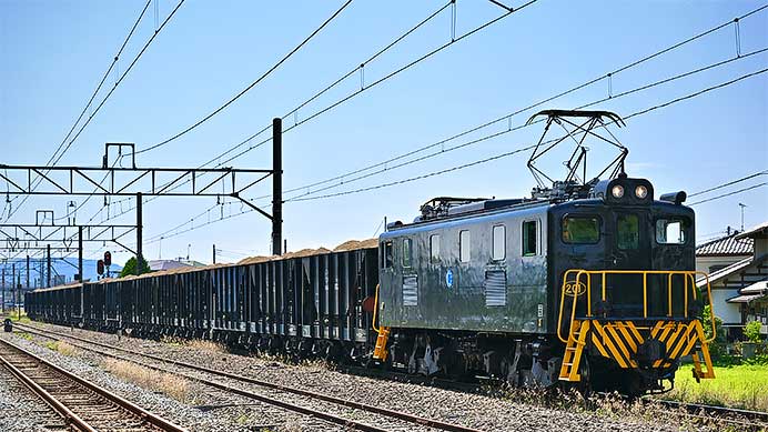 秩父鉄道デキ201が貨物列車をけん引