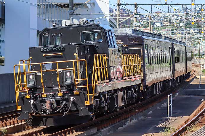 DD200-702けん引の団臨が運転される