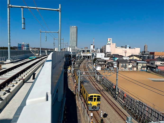久米川駅方面から東村山駅を臨んだ工事状況　（左側が新宿線下り線の高架橋）