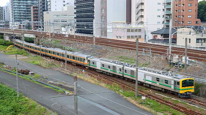 青梅・五日市線用のE233系をE493系がけん引