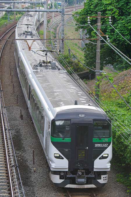 特急“あずさ74号”，E257系5000番代で運転｜鉄道ニュース｜2025年7月7日