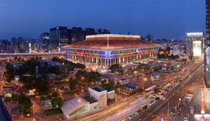 東武100系「日光詣スペーシア」を台湾鉄道・台北駅で展示