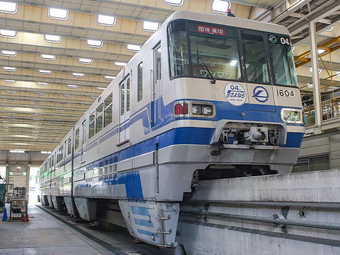 大阪モノレールで1000系04編成引退記念「車両基地見学ツアー」が行なわれる