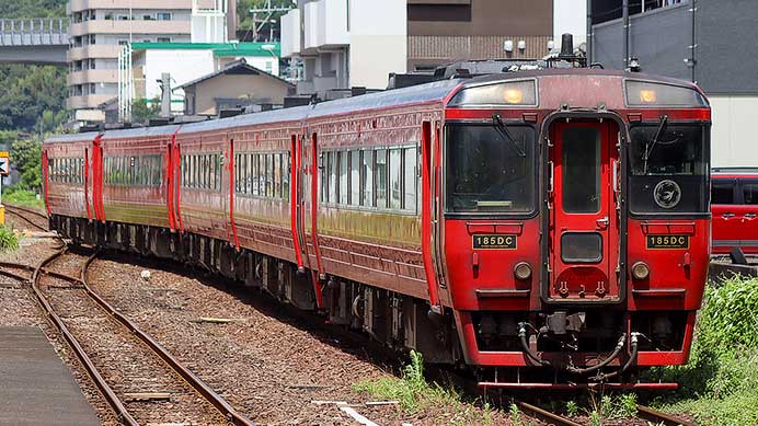 特急“ゆふ”で増結が行なわれる