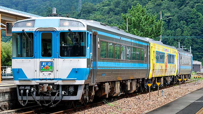 「ゆうゆうアンパンマンカー」が夏休み期間中，毎日運転を開始
