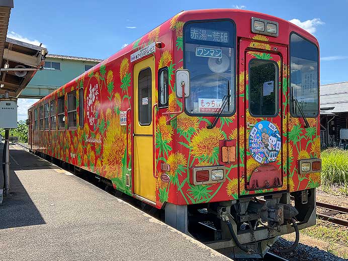 山形鉄道で「もっちぃ駅長2周忌＆しょこら駅長勇退」記念ヘッドマーク