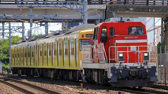 甲種輸送された西武2000系が近江鉄道に到着