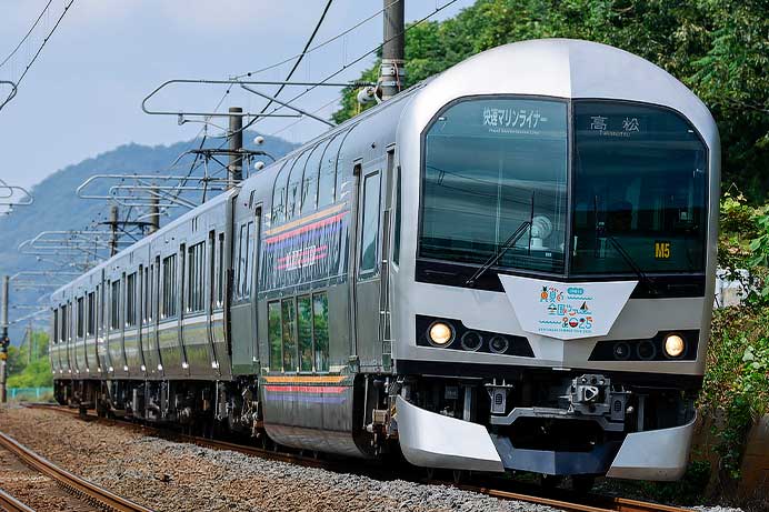 JR四国5000系M5編成に「乃木坂46 真夏の全国ツアー2025」ヘッドマーク