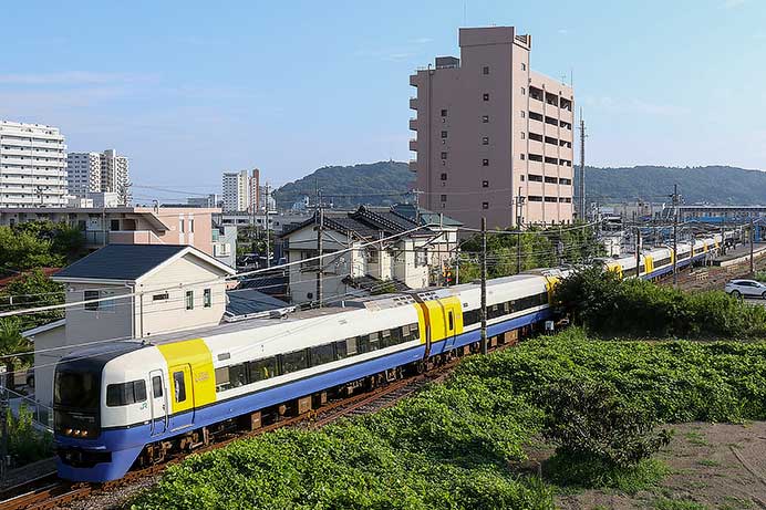 外房線で255系を使用した臨時特急が運転される