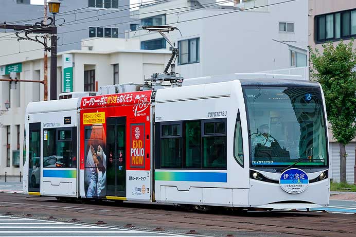 豊橋鉄道T1000形「ほっトラム」に「伊奈彦定その人展」ヘッドマーク