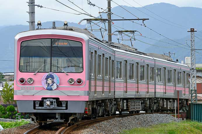 大雄山線「春めき電車」に「塚原いさみ」誕生日ヘッドマーク