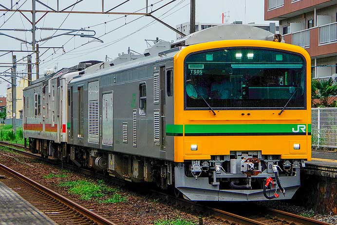 マヤ50 5001の配給輸送をGV-E197形がけん引