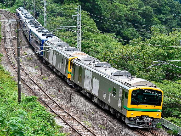 快速“SLぐんま水上”をGV-E197形がけん引